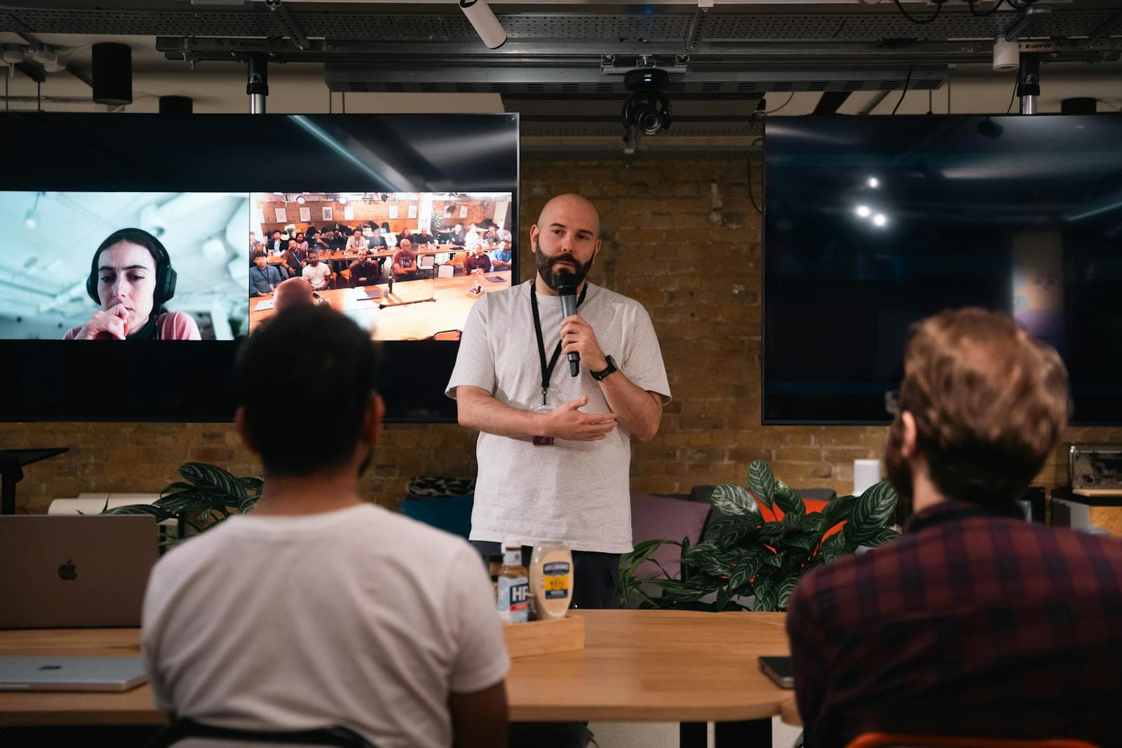 Audience-facing technical presentation in a modern seminar setting
