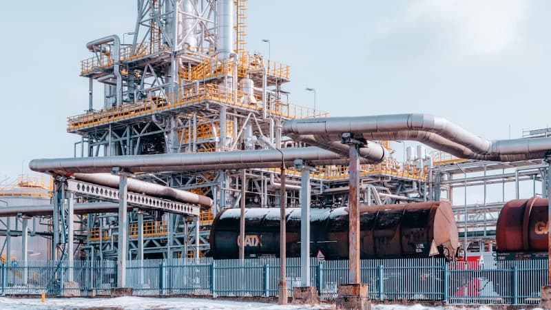 FRP chemical plant platform with corrosion-resistant grating, beams and handrails
