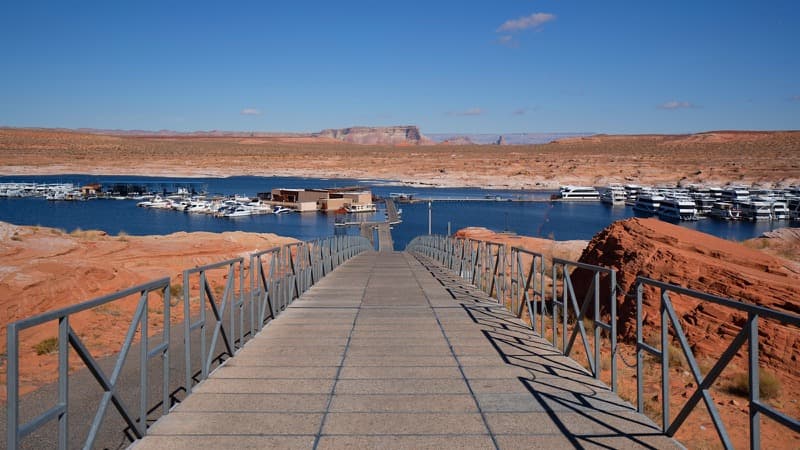 FRP grating walkway used in a corrosive coastal application