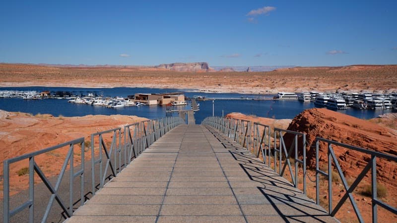 FRP grating walkway used in a corrosive coastal application