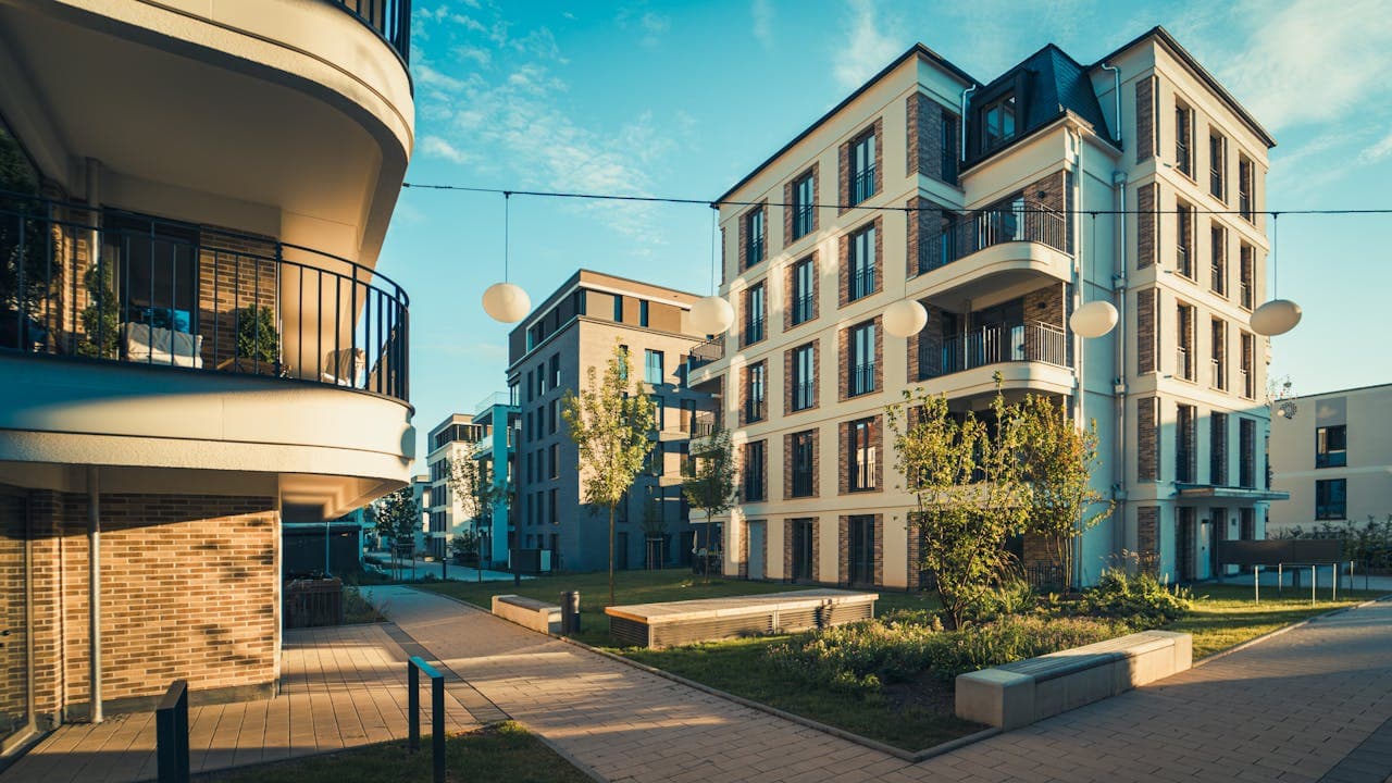 Modern building facade using high-performance FRP frame systems